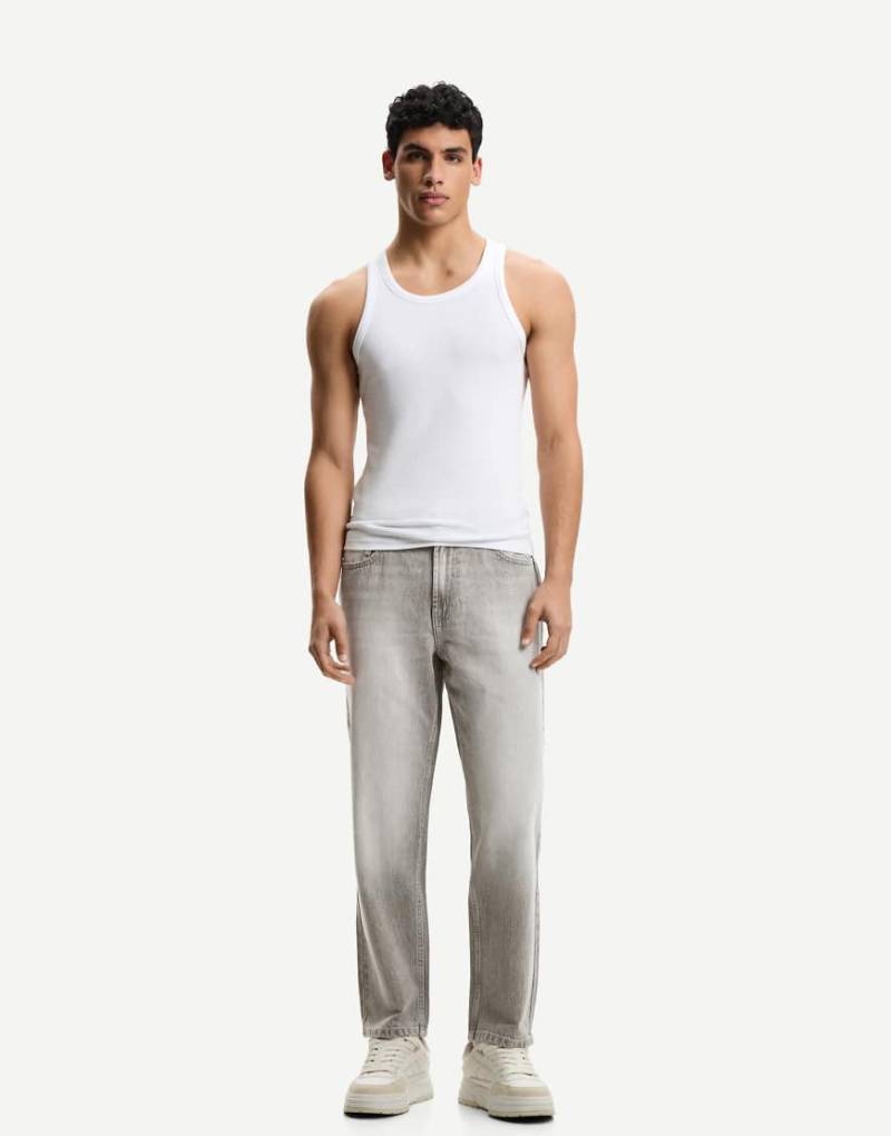 Bershka - Schmal zulaufende Jeans in Hellgrau von Bershka