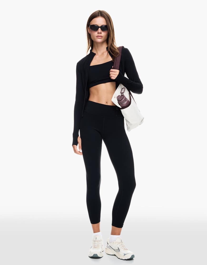 Bershka - Schnelltrocknende und atmungsaktive Jacke in Schwarz mit Reißverschluss Bershka - Schnelltrocknende und atmungsaktive Jacke in Schwarz mit Reißverschluss von Bershka