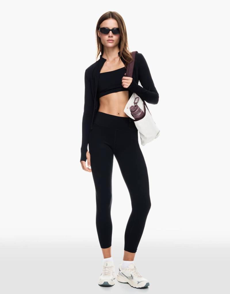 Bershka - Schnelltrocknende und atmungsaktive Jacke in Schwarz mit Reißverschluss Bershka - Schnelltrocknende und atmungsaktive Jacke in Schwarz mit Reißverschluss von Bershka