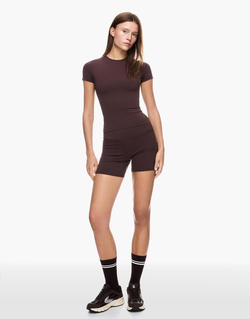 Bershka - Schnelltrocknende und atmungsaktive Shorts in Braun-Brown Bershka - Schnelltrocknende und atmungsaktive Shorts in Braun-Brown von Bershka