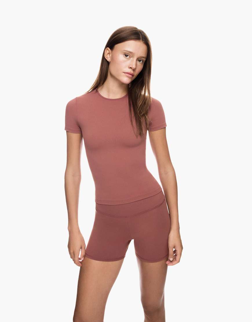 Bershka - Schnelltrocknendes und atmungsaktives T-Shirt in Terrakotta-Orange von Bershka