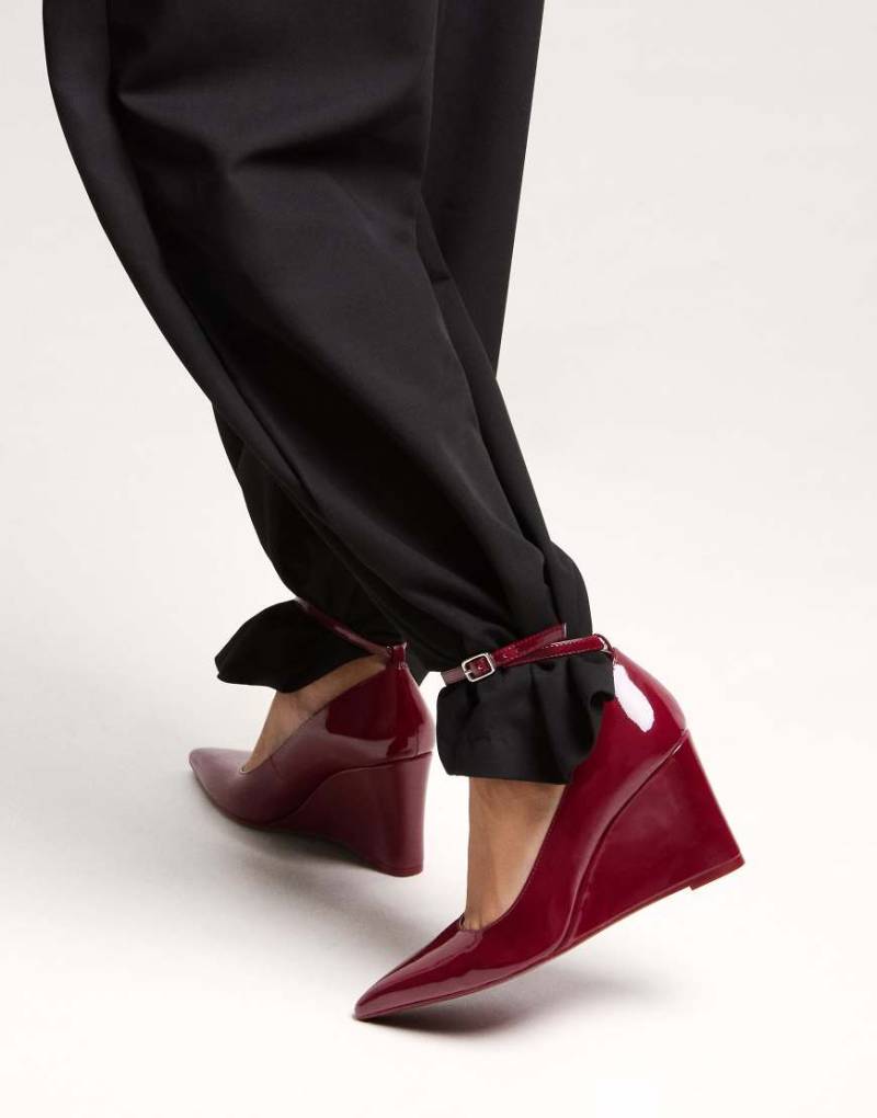 Bershka - Schuhe in Rot mit hohem Keilabsatz und Knöchelriemen von Bershka