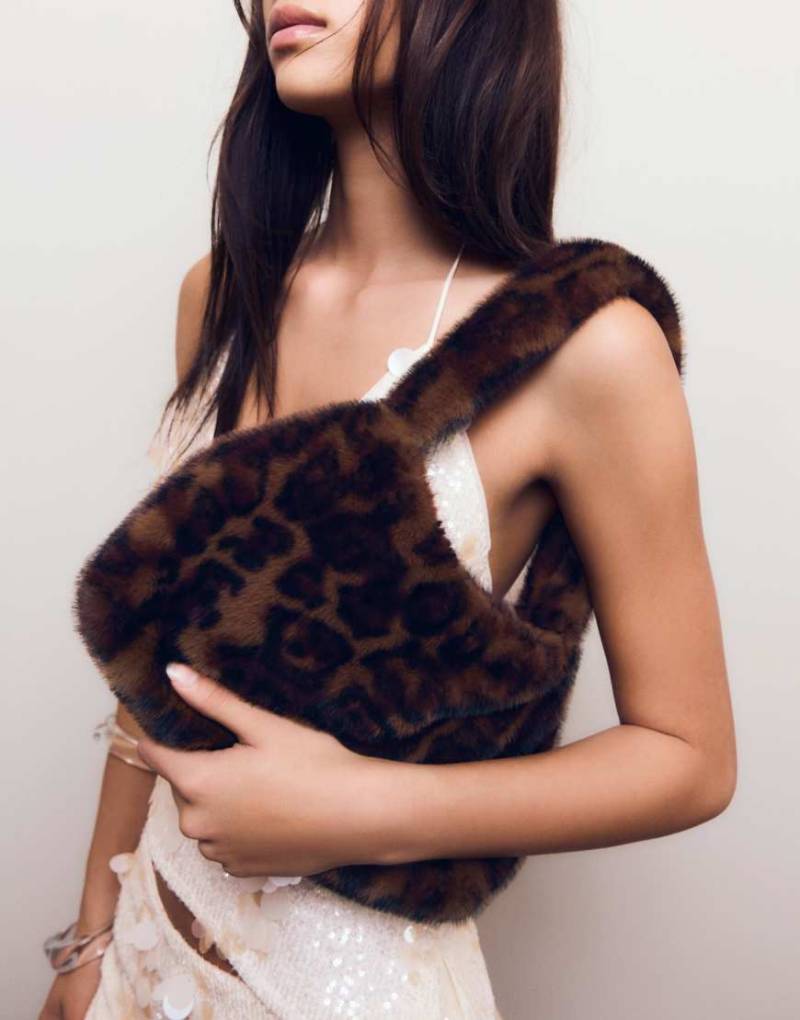 Bershka - Schultertasche aus Kunstpelz in Schwarz von Bershka