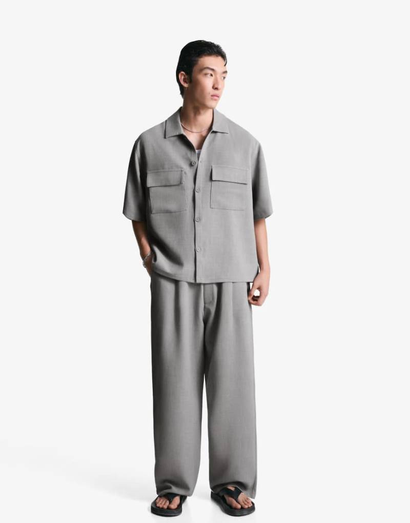 Bershka - Sehr weite, elegante Hose in Hellgrau Bershka - Sehr weite, elegante Hose in Hellgrau von Bershka