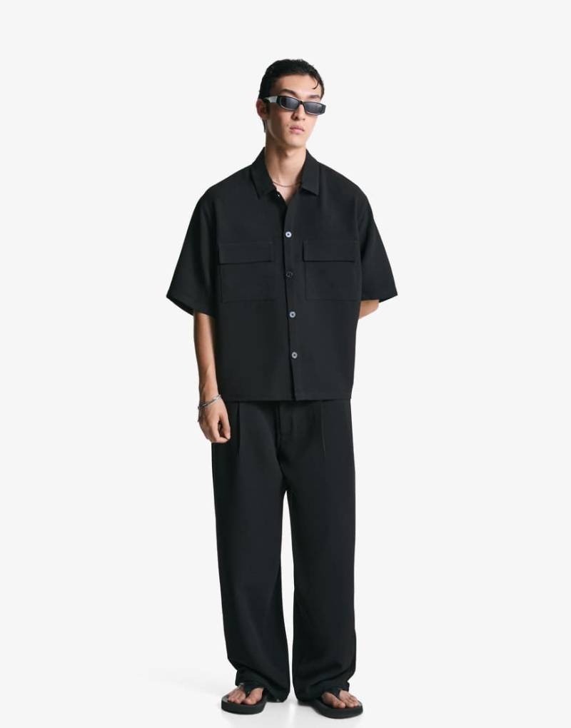 Bershka - Sehr weite, elegante Hose in Schwarz Bershka - Sehr weite, elegante Hose in Schwarz von Bershka