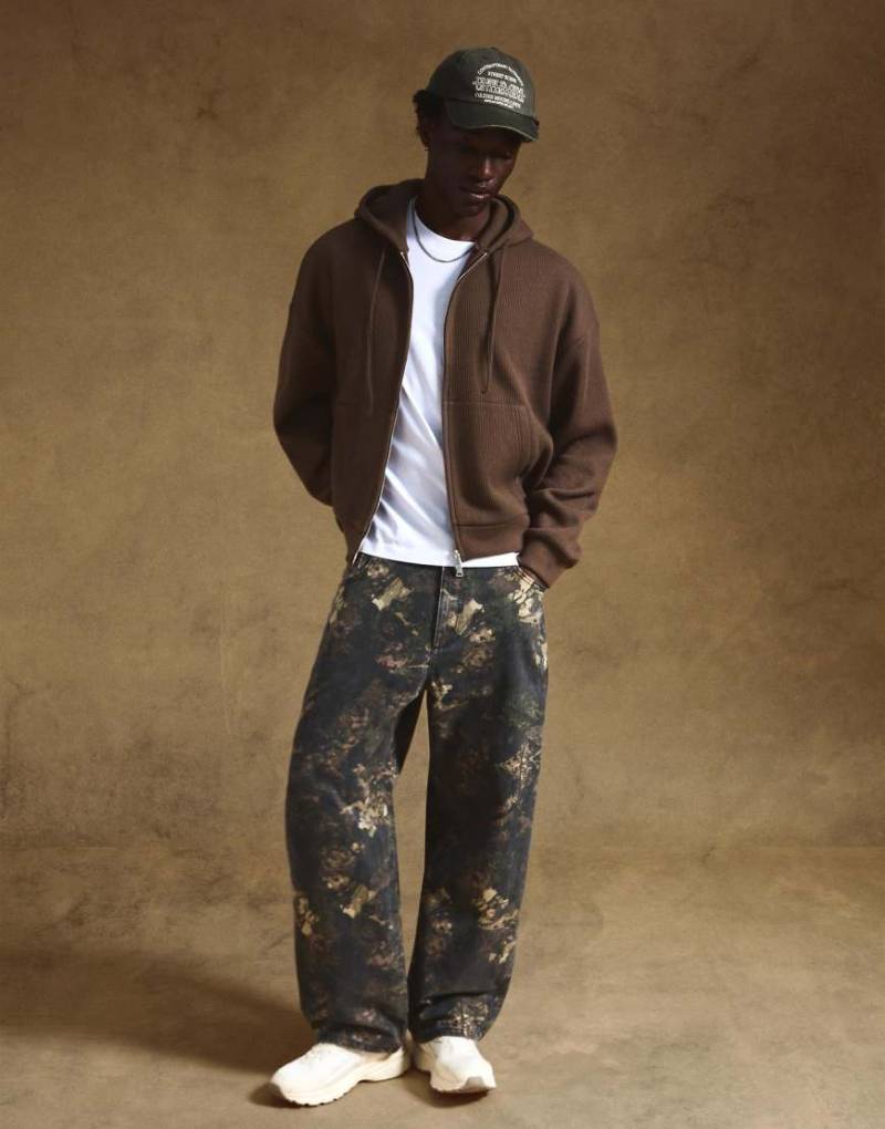 Bershka - Sehr weite Hose in Khaki mit Print-Grün Bershka - Sehr weite Hose in Khaki mit Print-Grün von Bershka