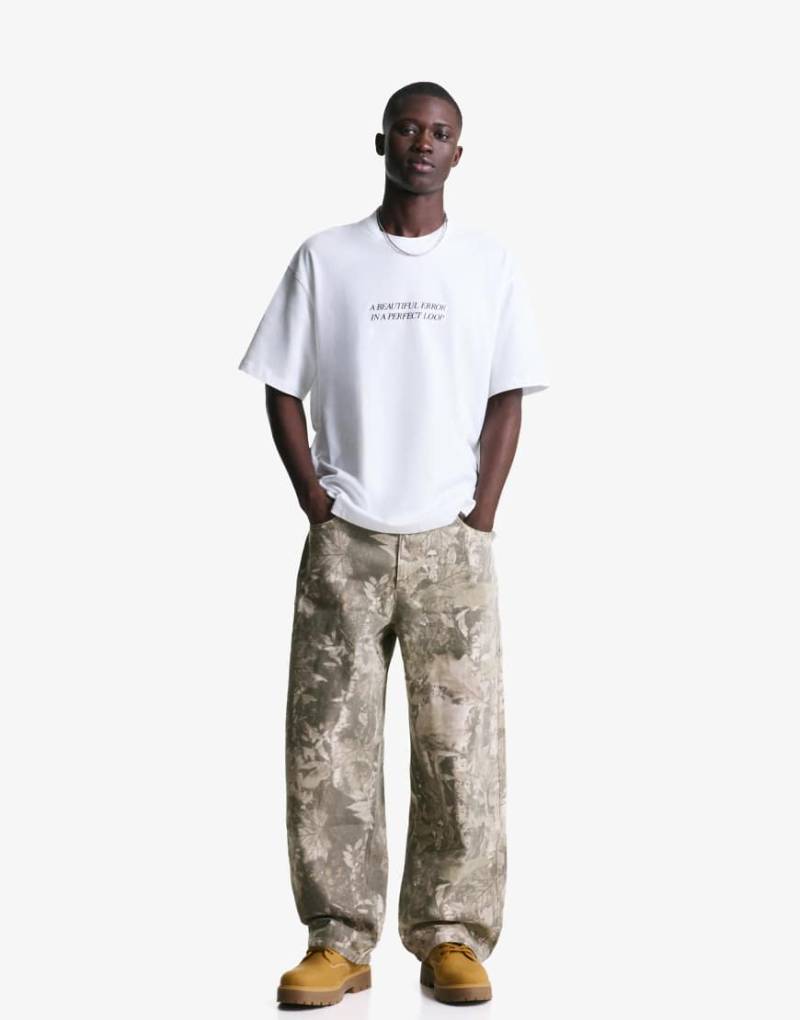 Bershka - Sehr weite Hose in Natur mit Muster-Neutral Bershka - Sehr weite Hose in Natur mit Muster-Neutral von Bershka