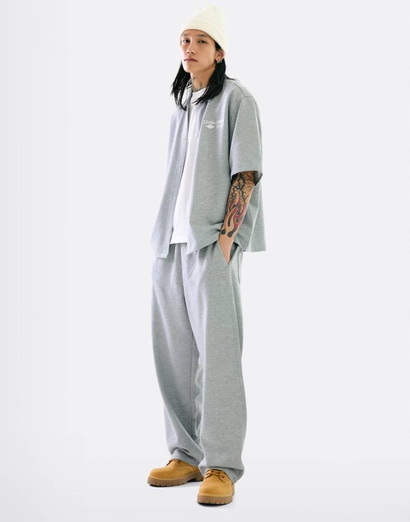 Bershka - Sehr weite Jogginghose in Hellgrau von Bershka