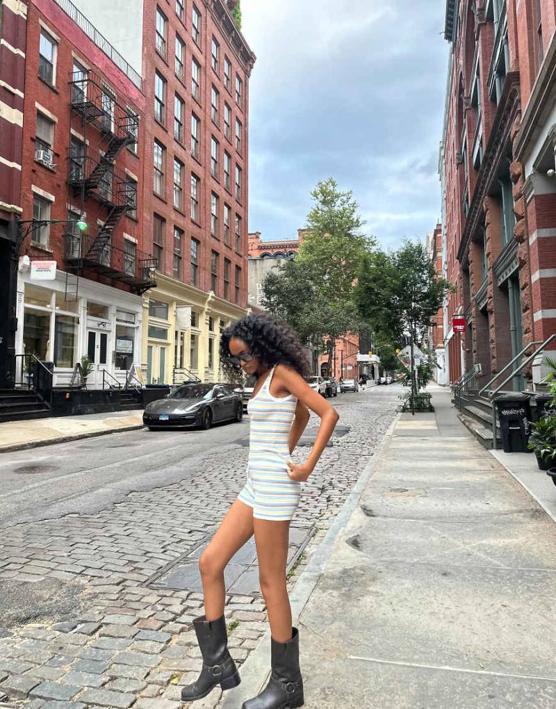 Bershka - Shorts in Weiß mit mehrfarbigen Streifen von Bershka