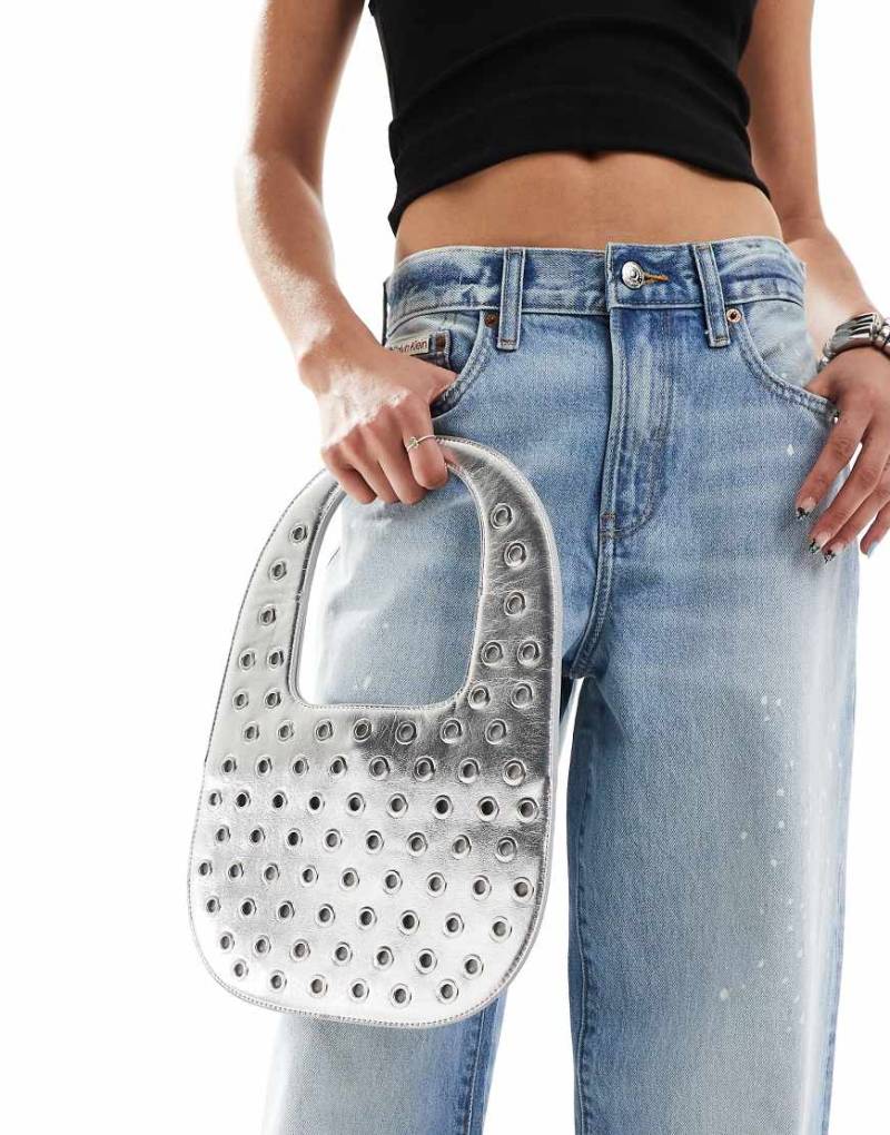 Bershka - Silberfarbene Handtasche mit Nietenverzierung von Bershka