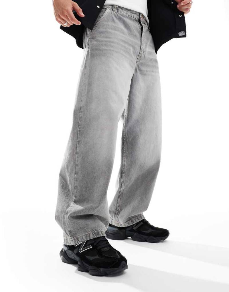 Bershka - Skater-Fit-Jeans in Hellgrau mit verblasstem Effekt von Bershka