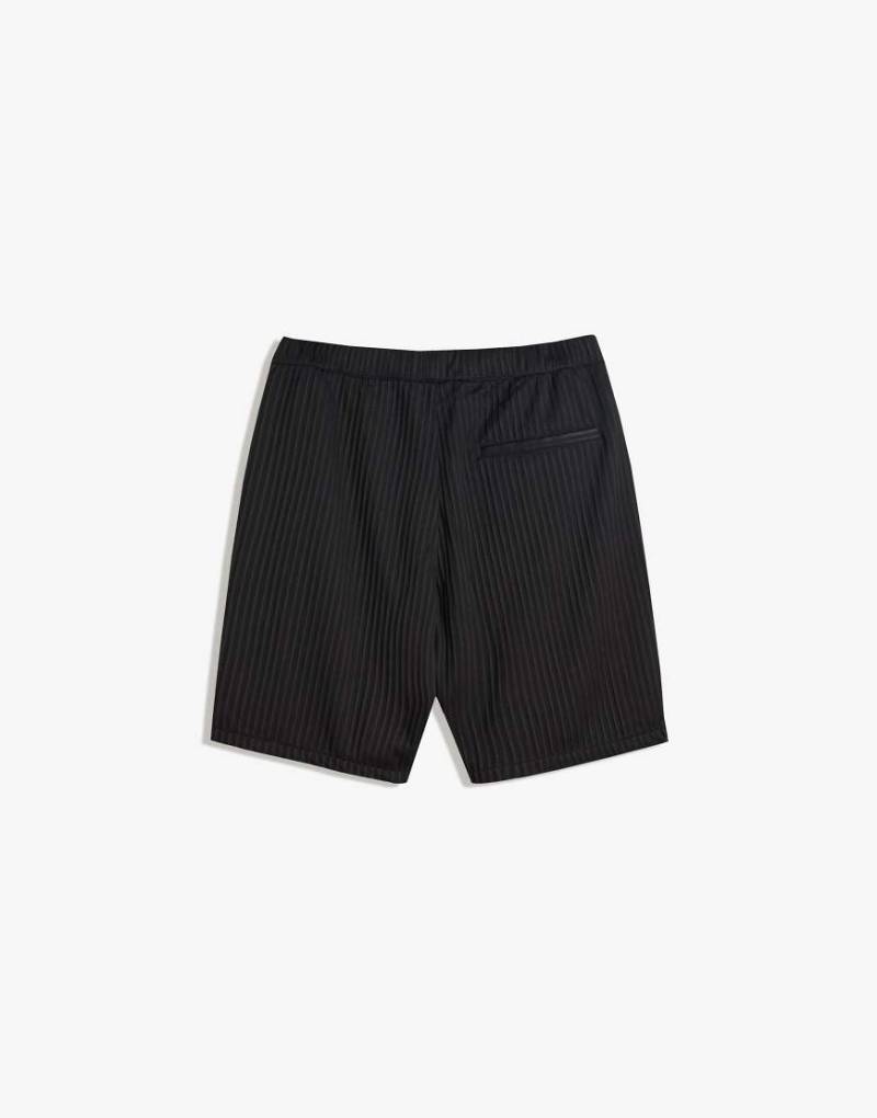 Bershka - Skater-Shorts in Schwarz mit Falten von Bershka