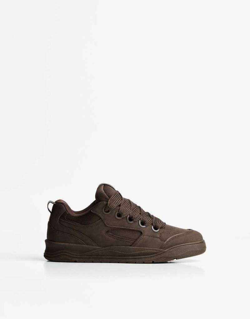 Bershka - Skater-Sneaker in Braun mit dicker Sohle von Bershka