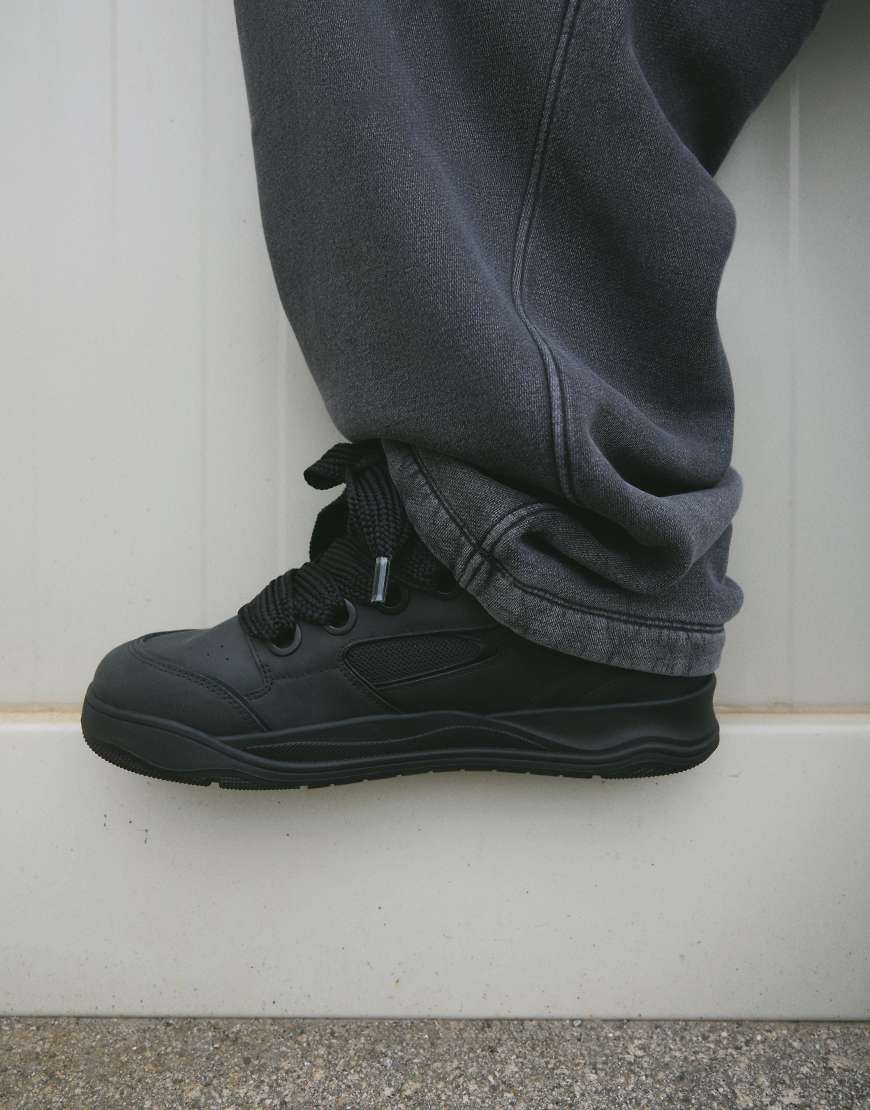 Bershka - Skater-Sneaker in Schwarz mit dicker Sohle von Bershka