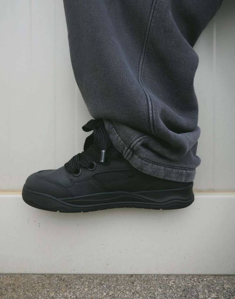 Bershka - Skater-Sneaker in Schwarz mit dicker Sohle von Bershka