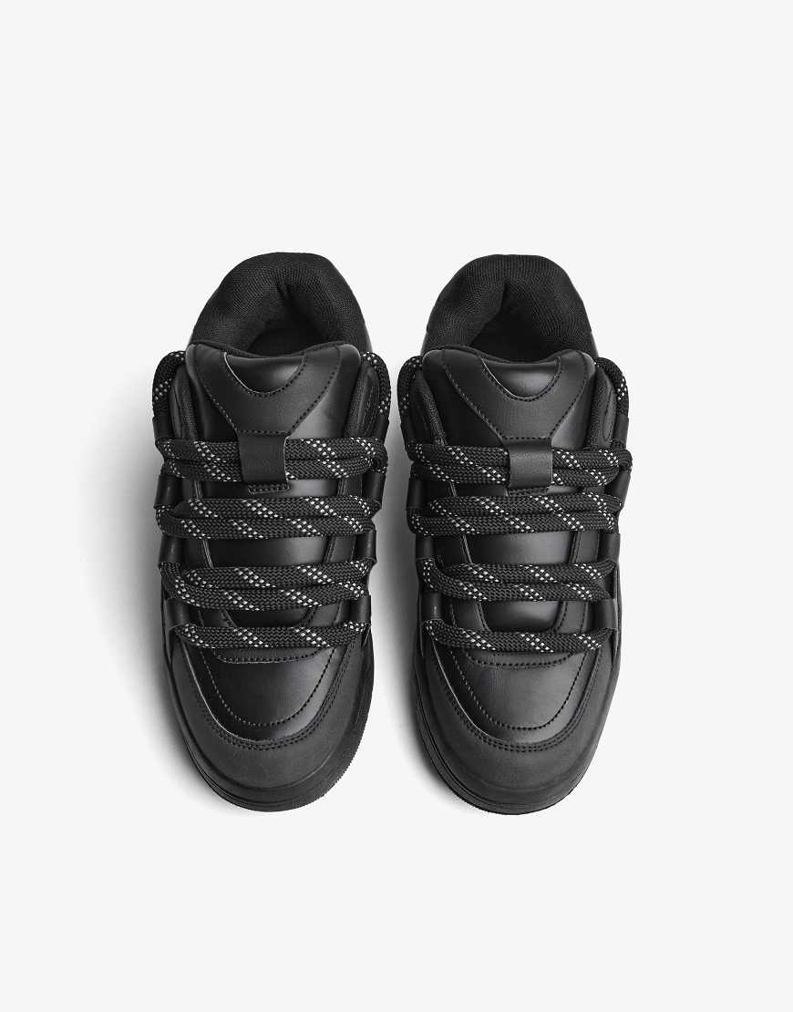 Bershka - Skater-Sneaker in Schwarz mit dicker Sohle von Bershka