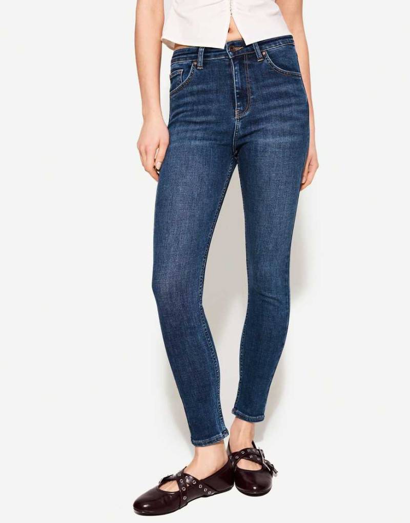 Bershka - Skinny-Jeans in Jeansblau mit superhohem Bund von Bershka