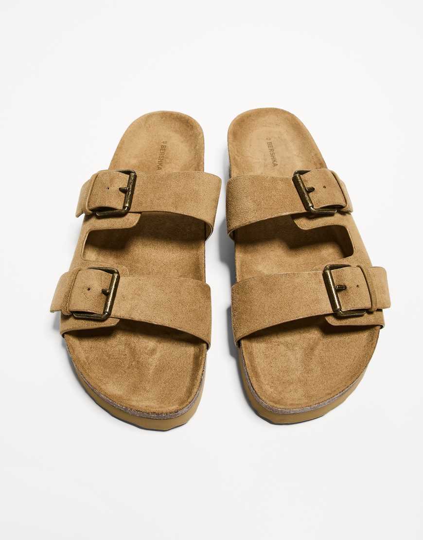 Bershka - Slider-Sandalen in Hellbraun mit Schnallendetails von Bershka