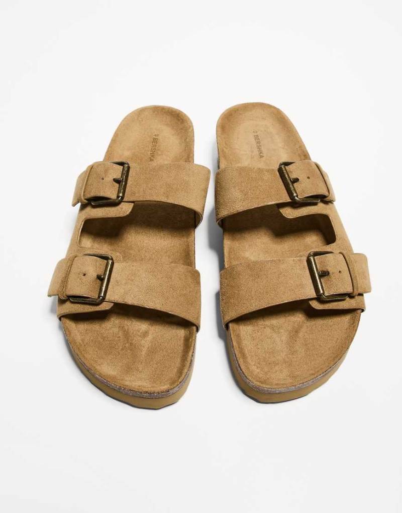 Bershka - Slider-Sandalen in Hellbraun mit Schnallendetails von Bershka