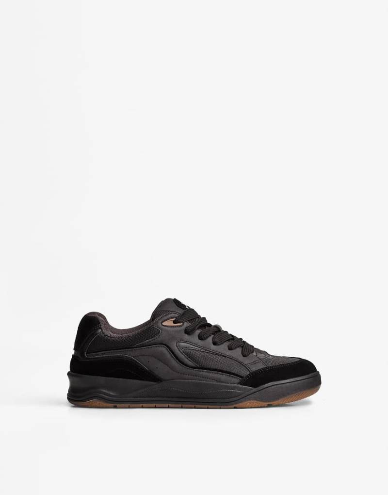 Bershka - Sneaker in Schwarz mit mehrlagigem Design von Bershka