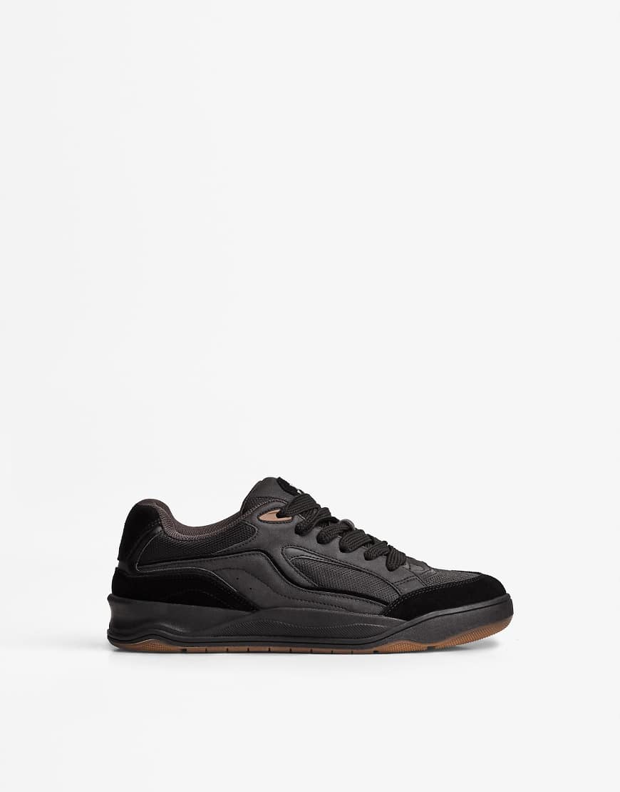 Bershka - Sneaker in Schwarz mit mehrlagigem Design von Bershka