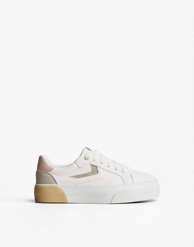 Bershka - Sneaker in Weiß mit Kontrast-Details Bershka - Sneaker in Weiß mit Kontrast-Details von Bershka