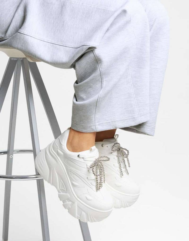 Bershka - Sneaker in Weiß mit XL-Plateausohle von Bershka