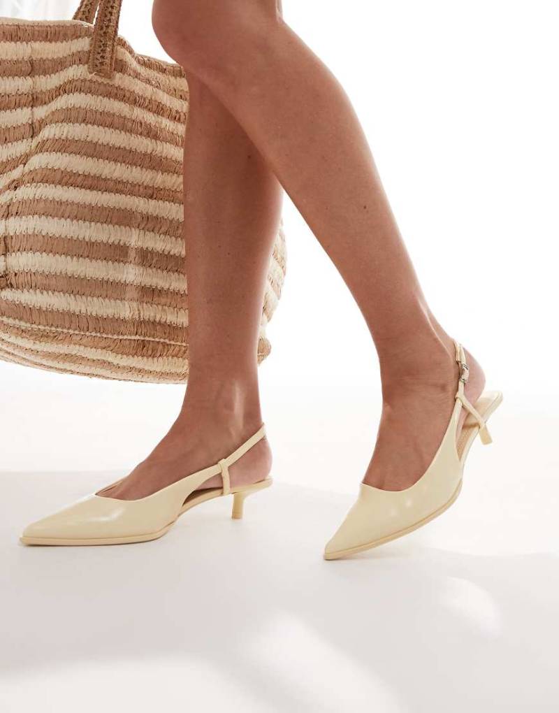 Bershka - Spitze Sandaletten in Buttergelb von Bershka