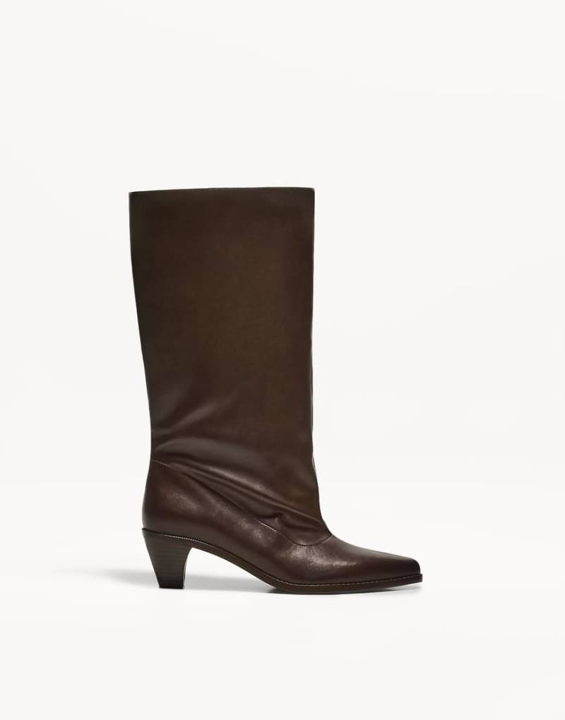 Bershka - Stiefel in Braun mit weitem Schaft und hohem Absatz-Brown von Bershka