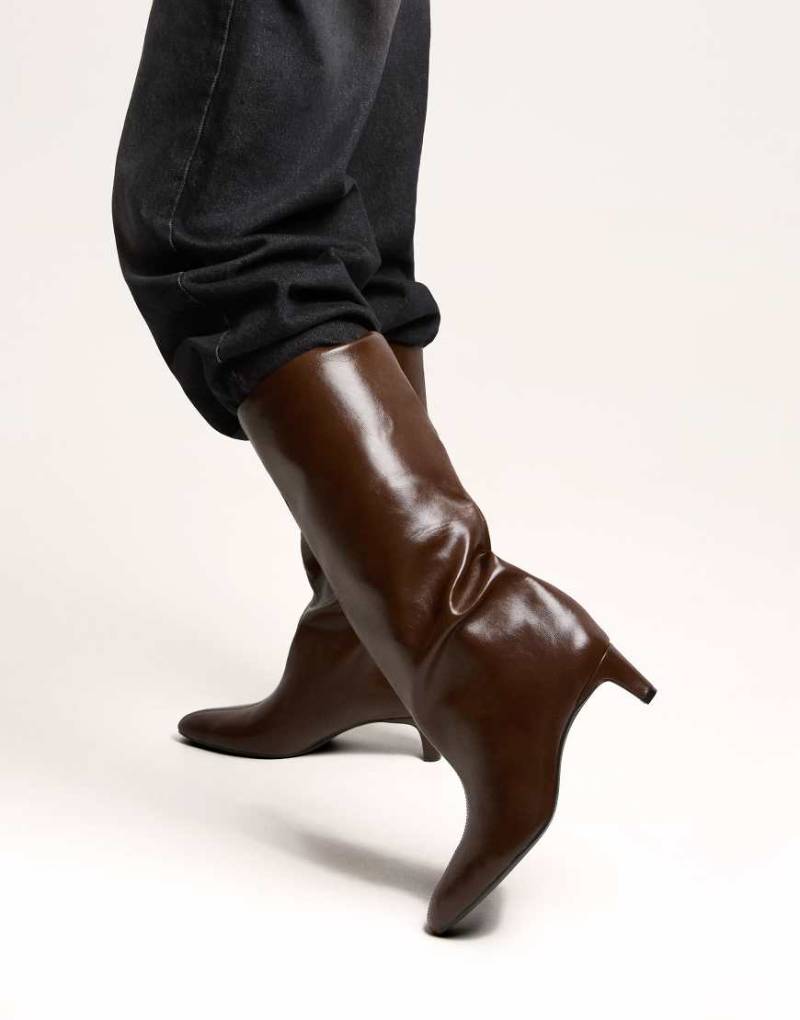 Bershka - Stiefel in Braun mit weitem Schaft und hohem Absatz-Brown von Bershka