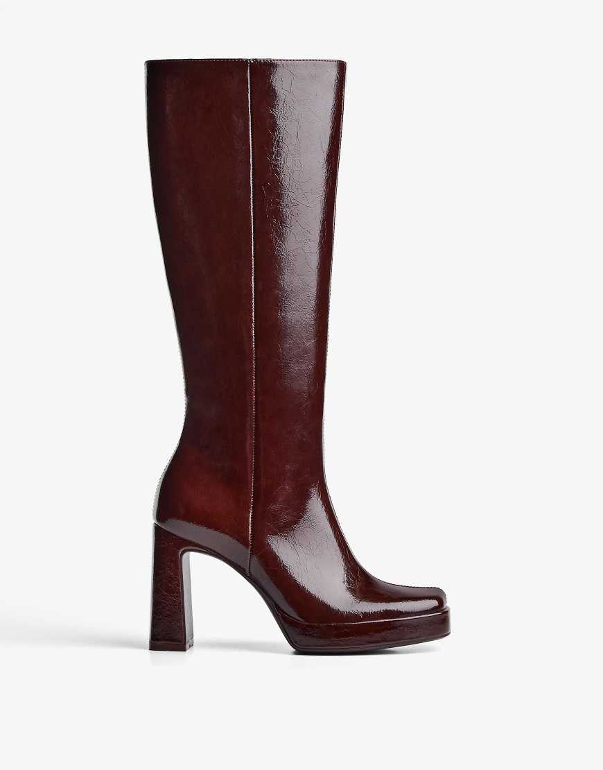 Bershka - Stiefel in Burgunderrot mit Plateausohle und hohem Absatz von Bershka