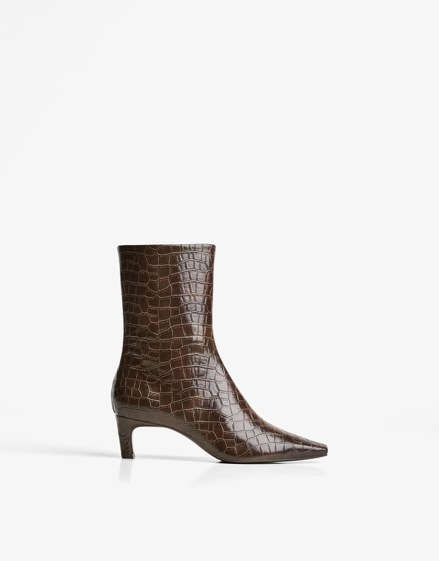 Bershka - Stiefeletten in Braun mit spitzer Zehenpartie und hohem Absatz-Brown von Bershka
