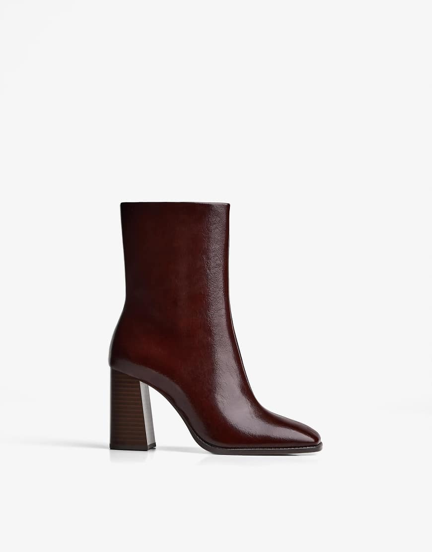 Bershka - Stiefeletten in Burgunderrot mit klobigem Absatz von Bershka