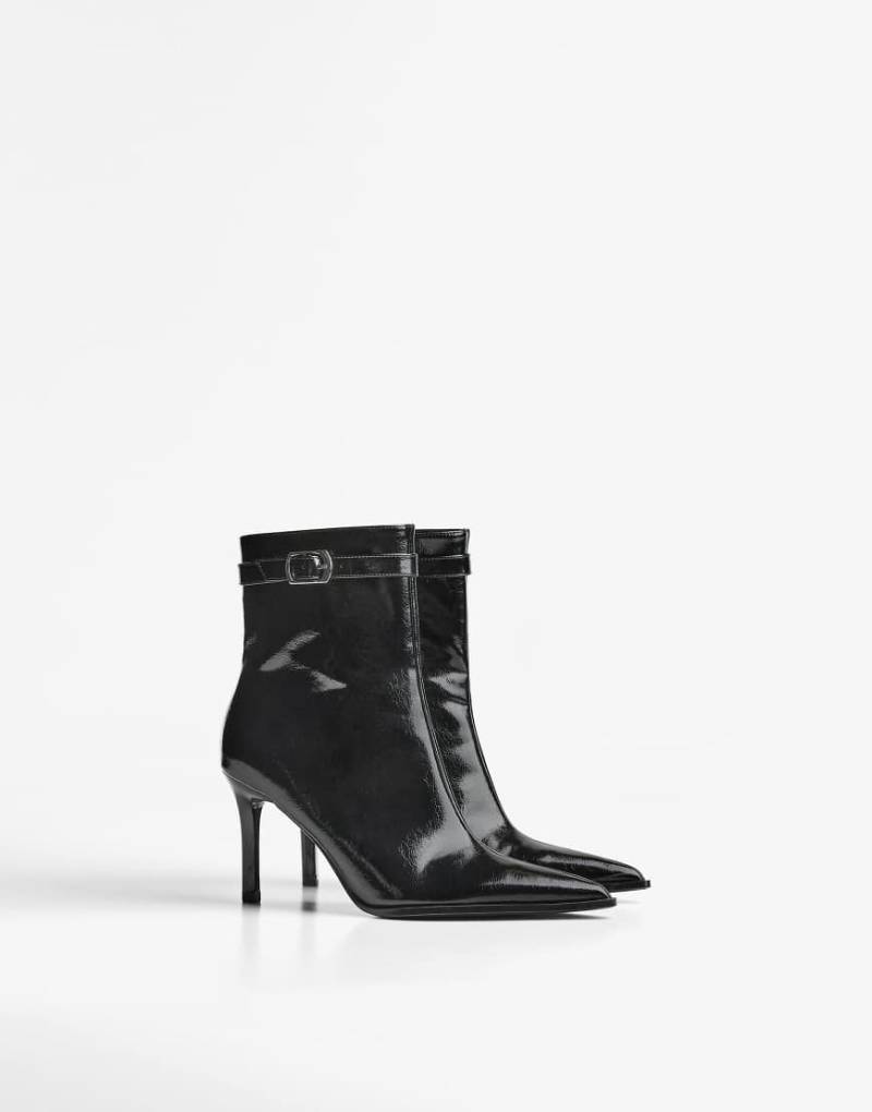 Bershka - Stiefeletten in Schwarz mit hohem Absatz und Schnallenriemen von Bershka