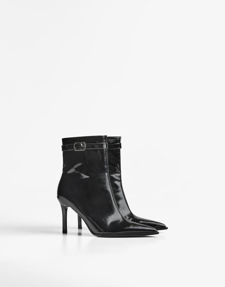 Bershka - Stiefeletten in Schwarz mit hohem Absatz und Schnallenriemen von Bershka