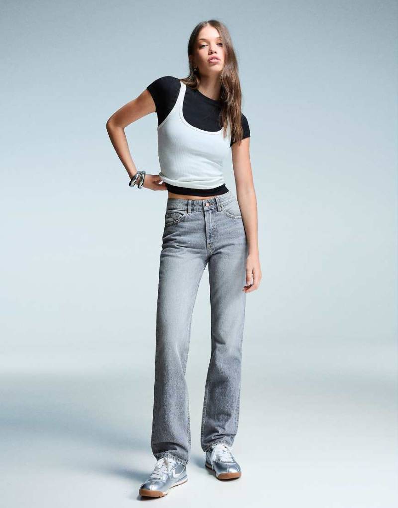 Bershka - Straight-Fit-Jeans in Hellgrau von Bershka