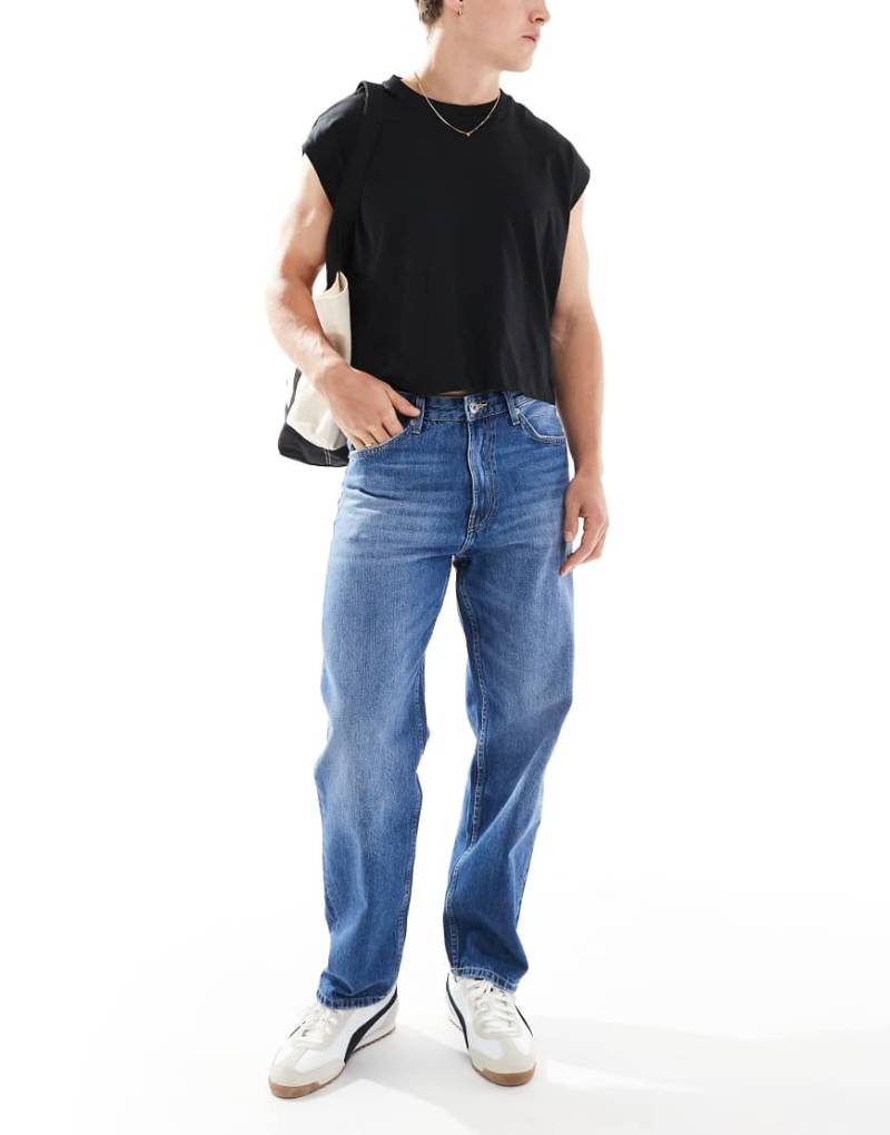 Bershka - Straight Fit Jeans in blauer Waschung im 90er-Look von Bershka