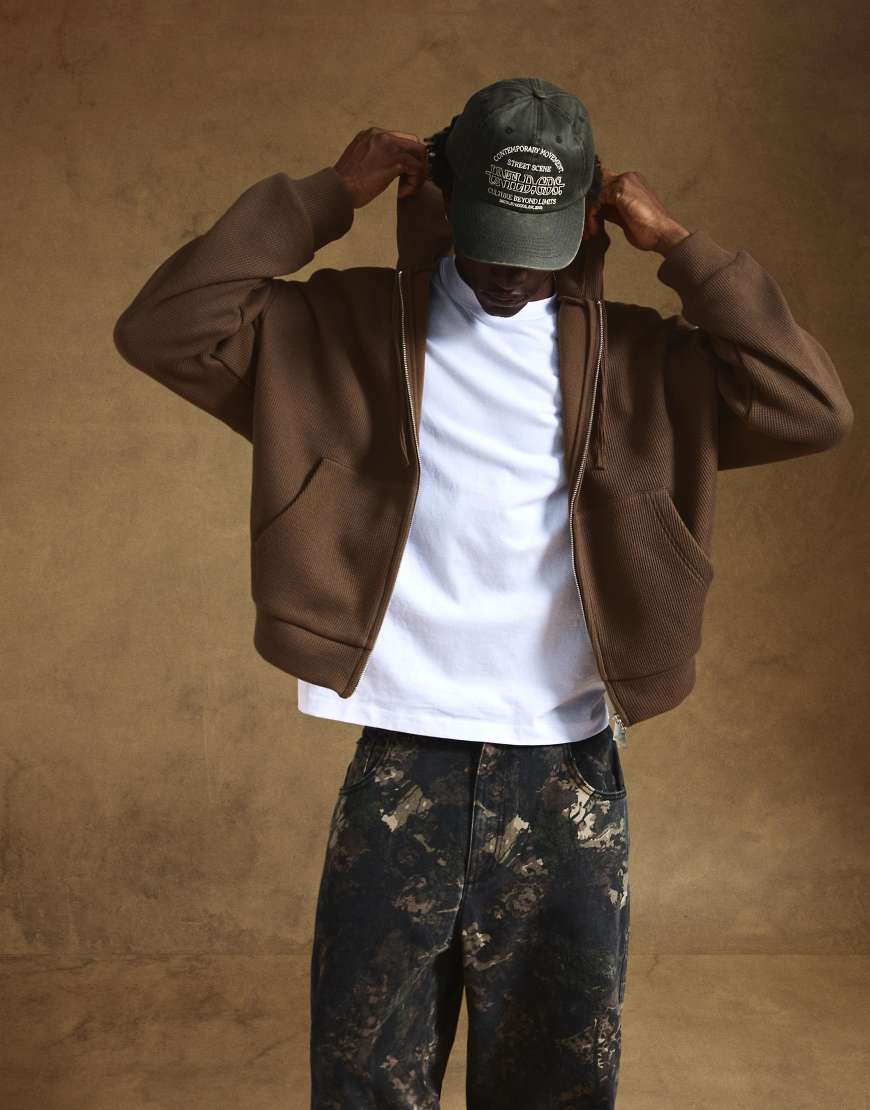 Bershka - Strick-Sweatshirt in Braun mit Reißverschluss, Waffelstruktur und Print-Brown von Bershka