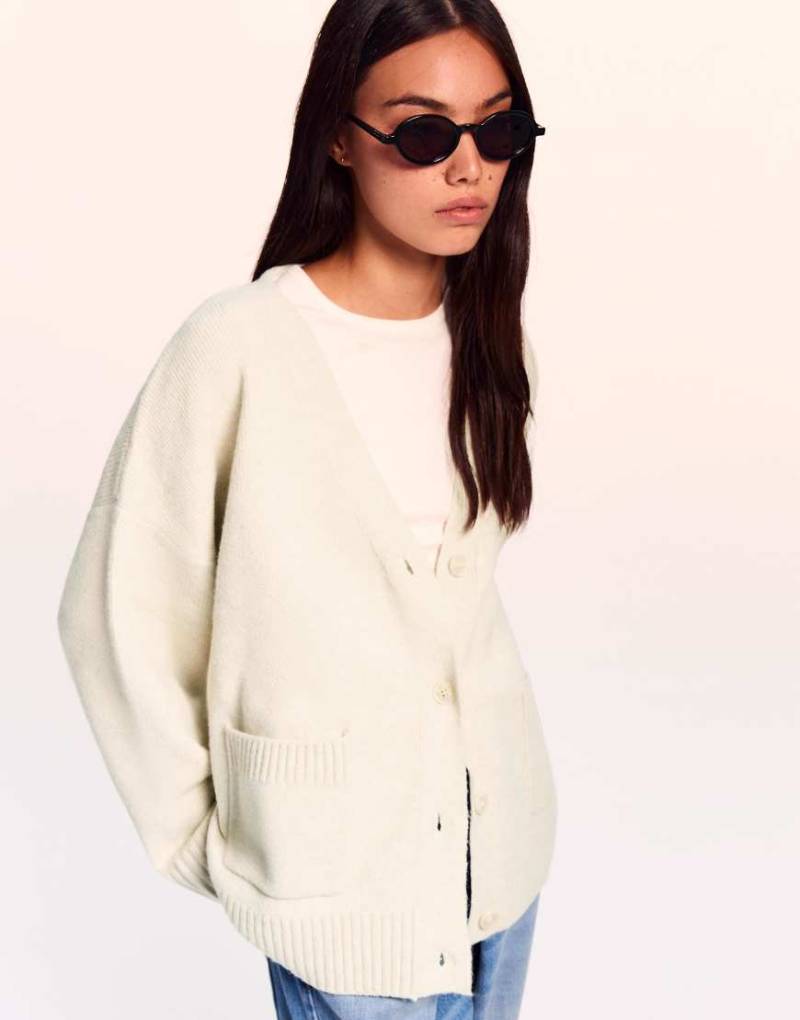 Bershka - Strickjacke in Beige mit V-Ausschnitt-Neutral von Bershka