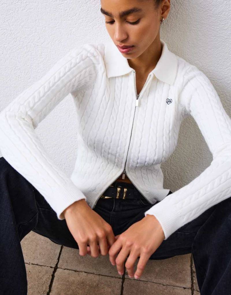 Bershka - Strickjacke in Ecru mit Zopfmuster und Polokragen-Weiß von Bershka