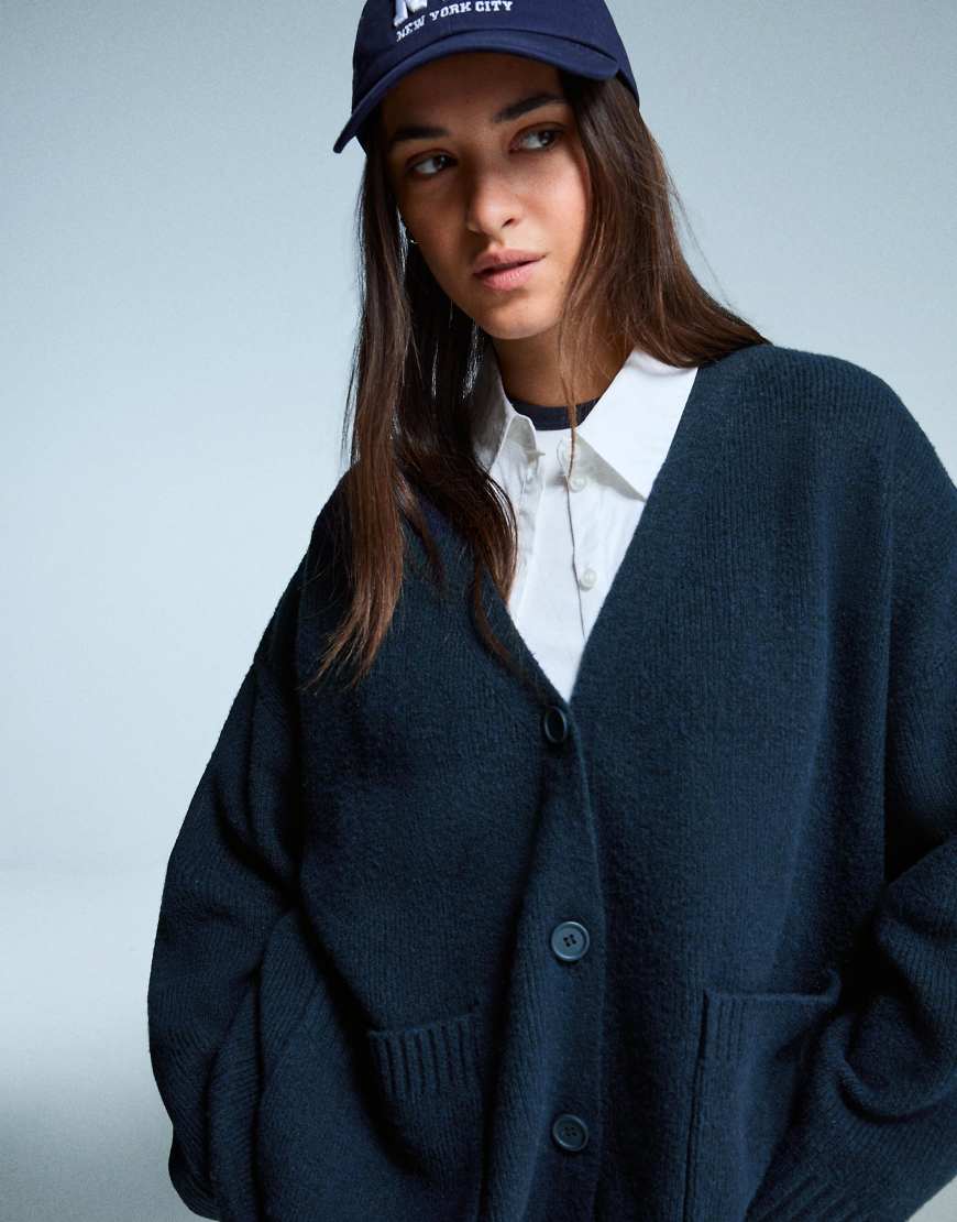 Bershka - Strickjacke in Jeansblau mit Knopfleiste und V-Ausschnitt von Bershka