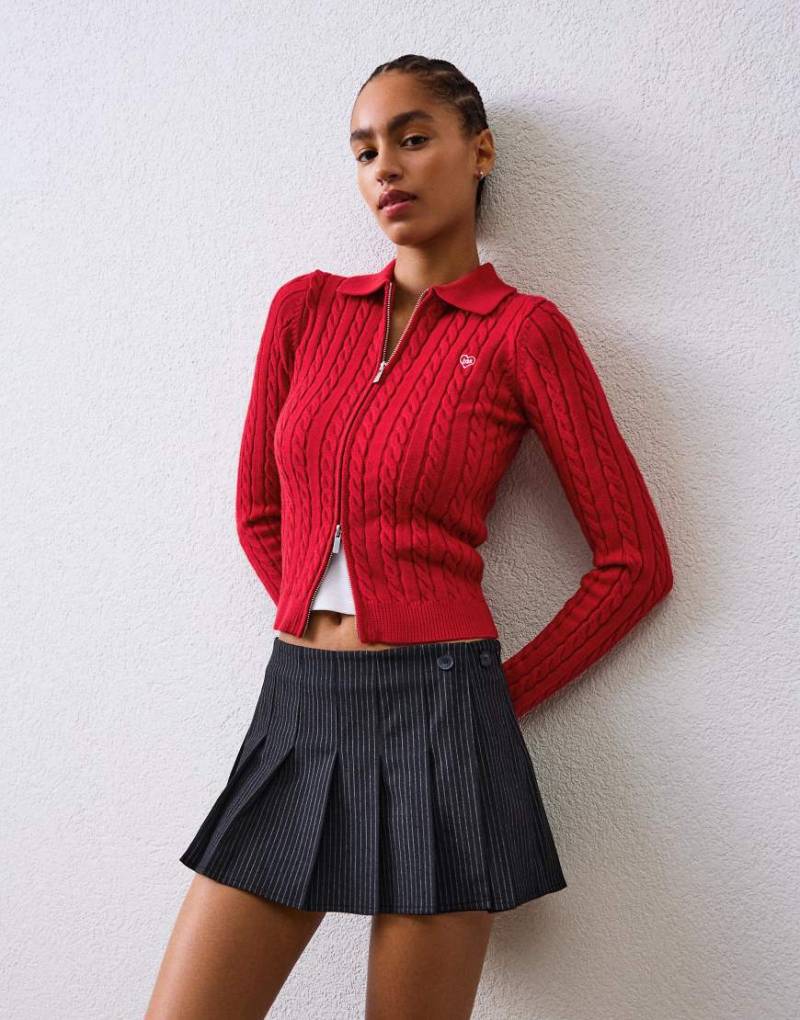 Bershka - Strickjacke in Rot mit Zopfmuster und Polokragen von Bershka