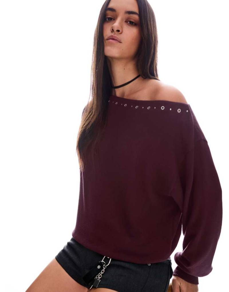 Bershka - Strickpullover in Burgunderrot mit Nietenbesatz von Bershka