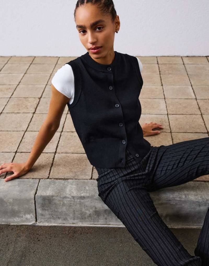 Bershka - Strickweste in Schwarz mit Knopfleiste von Bershka