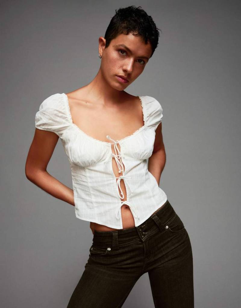 Bershka - Strukturierte, kurzärmlige Bluse in Weiß mit Bindebändern von Bershka