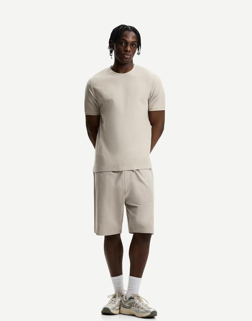 Bershka - Strukturierte Bermudashorts in Neutral von Bershka