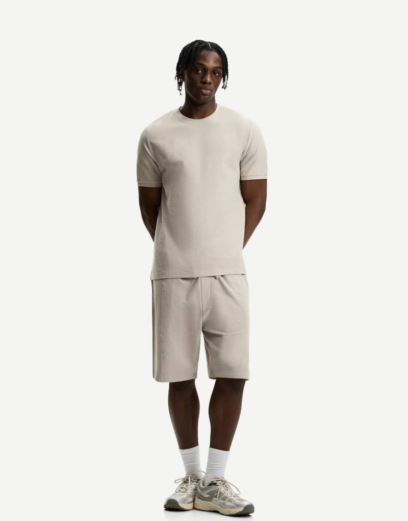 Bershka - Strukturierte Bermudashorts in Neutral von Bershka