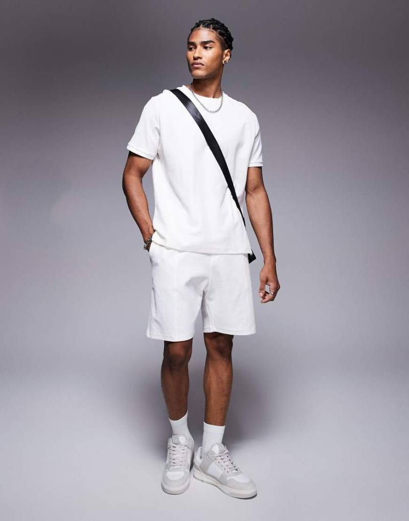 Bershka - Strukturierte Bermudashorts in Weiß von Bershka