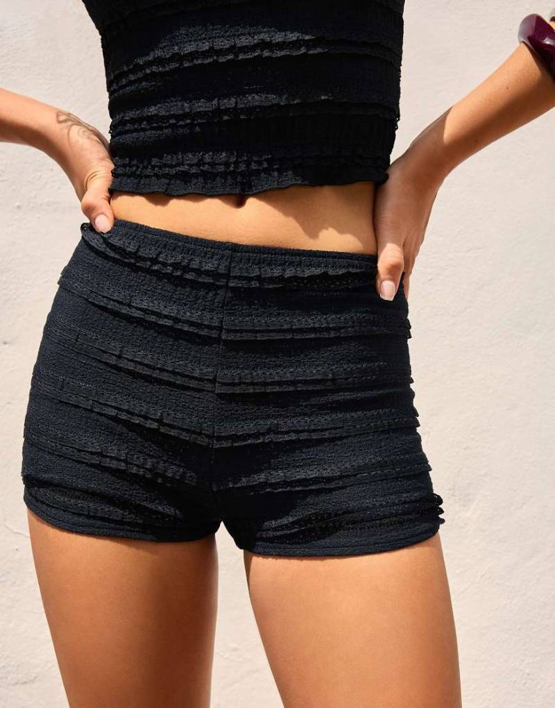 Bershka - Strukturierte Rüschen-Shorts in Schwarz von Bershka