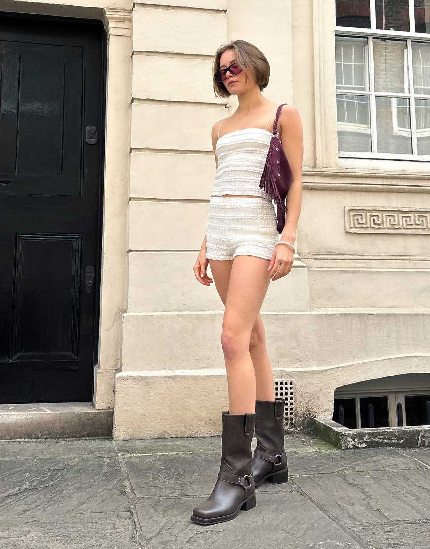 Bershka - Strukturierte Rüschen-Shorts in Weiß Bershka - Strukturierte Rüschen-Shorts in Weiß von Bershka